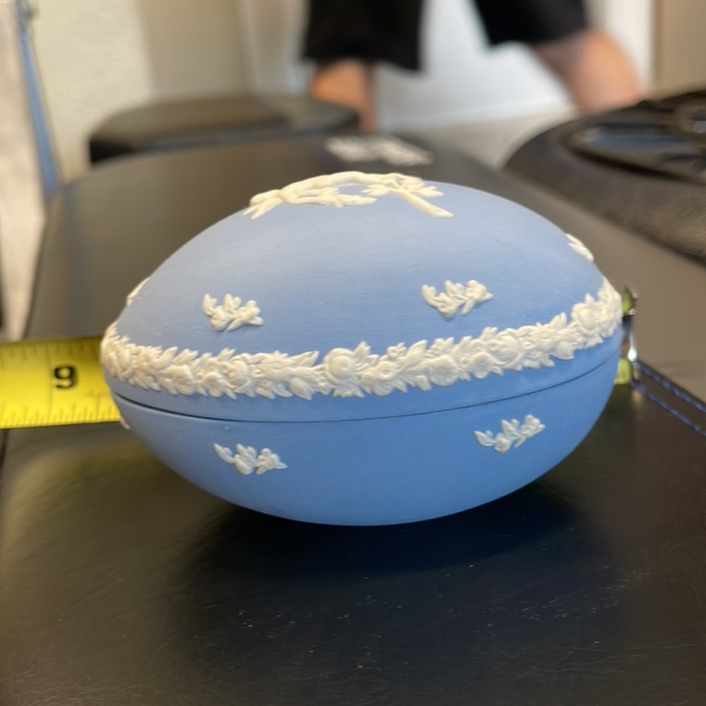 Wedgewood blue jasperware egg shaped box - Picture 11 of 11